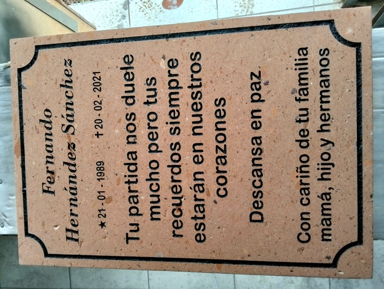 Reloj artesanal octagonal en cantera con grabado